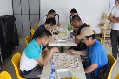 沈陽(yáng)大區(qū)員工正在進(jìn)行象棋比賽 沈陽(yáng)大區(qū)員工正在進(jìn)行象棋比賽