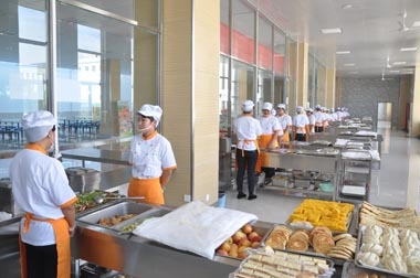 某初中餐廳員工準(zhǔn)備開餐 某初中餐廳員工準(zhǔn)備開餐