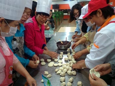即墨供電女職工向面點(diǎn)師傅學(xué)習(xí)面食制作 即墨供電女職工向面點(diǎn)師傅學(xué)習(xí)面食制作
