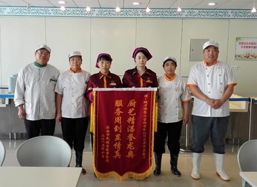 濟(jì)南龍奧大廈清真餐廳獲錦旗 濟(jì)南龍奧大廈清真餐廳獲錦旗
