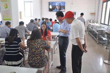 葛總問詢老師對餐品的意見 葛總問詢老師對餐品的意見