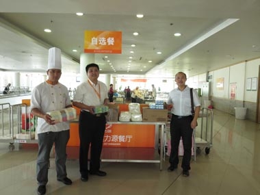 北京大區(qū)工會主席謝水甫在華為餐廳發(fā)放慰問品 北京大區(qū)工會主席謝水甫在華為餐廳發(fā)放慰問品