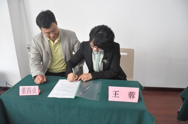 采購中心王總與新餐廳經理簽訂幫扶協(xié)議 采購中心王總與新餐廳經理簽訂幫扶協(xié)議
