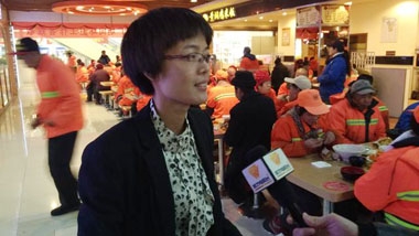 健力源美食廣場(chǎng)經(jīng)理韓玉杰接收媒體采訪 健力源美食廣場(chǎng)經(jīng)理韓玉杰接收媒體采訪