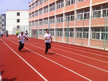 煙臺(tái)1區(qū)員工正在進(jìn)行托球百米接力賽 煙臺(tái)1區(qū)員工正在進(jìn)行托球百米接力賽
