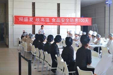 天津大眾餐廳員工正在進行食品安全知識搶答 天津大眾餐廳員工正在進行食品安全知識搶答