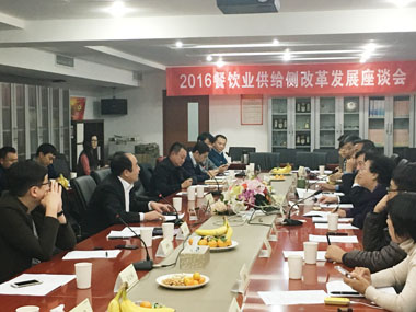薦董與專(zhuān)家們進(jìn)行交流
